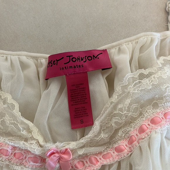 Super pretty Betsey Johnson intimates white and baby pink little slip dress. - Picture 3 of 4